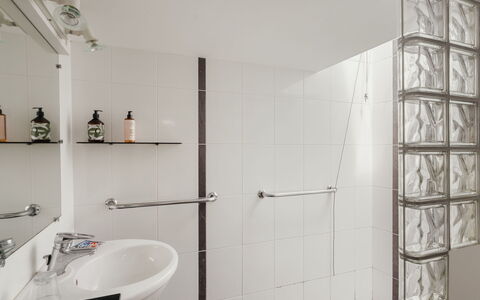 Men Gwenn: Interior Design, Armatur, Flooring, Installation, Badezimmer, Decke, Fliese, Glas, Design
