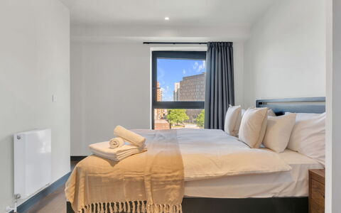 London West End 309: Interior Design, Holz, Fussboden, Flooring, Möbel, Zimmer, Schlafzimmer, Decke, Bett, Holzboden