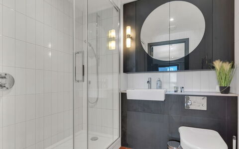 London West End 309: Badezimmer, Armatur, Interior Design, Flooring, Bad Sink, Fussboden, Spiegel, Sinken, Installation, Zapfhahn