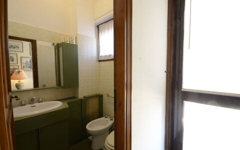 Casa Silvia: Bad Sink, Wand, Armatur, Sinken, Badezimmer, Flooring, Fussboden, Toilleten Sitz, Interior Design, Zapfhahn