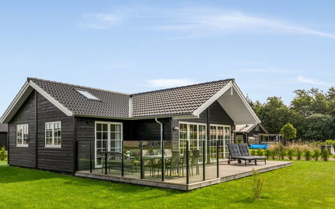 Hellevi - 900M from the Sea: Abstellgleis, Veranda, Gartenbauten