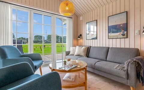 Hellevi - 900M from the Sea: Möbel, Holzboden, Wohnzimmer, Hartholz, Stuhl, Holzbeize, Lampe, Couch, Kaffetisch