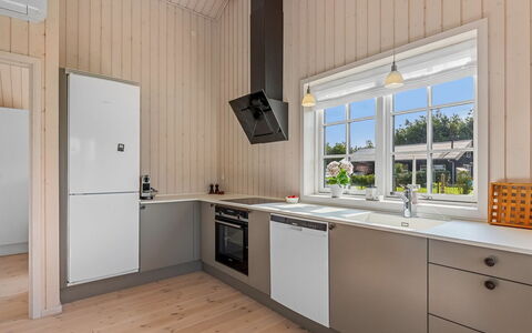 Hellevi - 900M from the Sea: Flooring, Küche, Holz, Fussboden, Interior Design, Küchengerät, Countertop, Decke, Major Appliance, Cabinetry