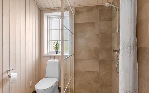 Hellevi - 900M from the Sea: Flooring, Fussboden, Wand, Toilleten Sitz, Holz, Toilette, Armatur, Badezimmer, Interior Design, Installation
