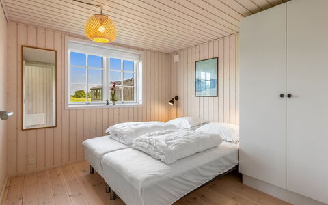 Hellevi - 900M from the Sea: Holz, Fussboden, Schlafzimmer, Hartholz, Planke, Decke, Holzbeize, Bett, Holzboden, Bettrahmen