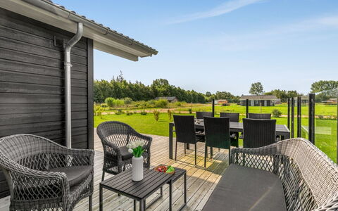 Hellevi - 900M from the Sea: Gartenmöbel, Möbel, Zuhause, Stuhl, Tisch Im Freien, Hütte, Veranda, Terrasse, Hartholz, Deck