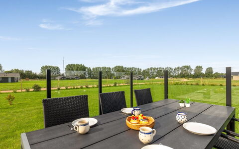 Hellevi - 900M from the Sea: Himmel, Möbel, Tabelle, Grundstueck, Einfach, Gartenmöbel, Tisch Im Freien, Hartholz, Schatten, Rasen