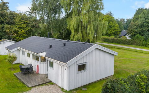 Tanita - 450M from the Sea: Zuhause, Dach, Haus, Tür, Hütte, Schatten, Garten, Ground, Veranda, Garten