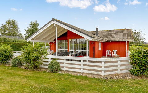 Trifun - 300M from the Sea: Hütte, Hinterhof, Garten, Gartenbauten, Schuppen, Abstellgleis, Gartenmöbel, Blockhaus, Outdoor Struktur, Hütte