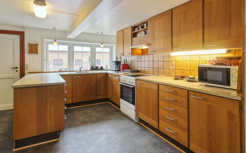 Henrieke - 10Km from the Sea: Küche, Countertop, Flooring, Küchengerät, Cabinetry, Holz, Major Appliance, Fussboden, Interior Design, Decke