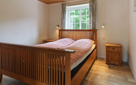 Henrieke - 10Km from the Sea: Bett, Möbel, Schlafzimmer, Holz, Bedding, Fussboden, Flooring, Bettdecke, Interior Design, Bettrahmen