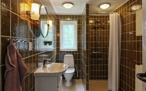 Henrieke - 10Km from the Sea: Badezimmer, Armatur, Wand, Bad Sink, Interior Design, Flooring, Sinken, Fussboden, Decke, Zapfhahn