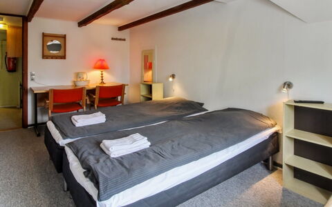 Henrieke - 10Km from the Sea: Schlafzimmer, Bett, Bettrahmen, Bedding, Bettdecke, Linens, Bilderrahmen, Hotel, Lampe, Suite