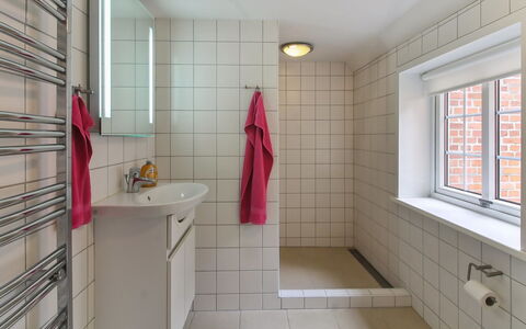 Henrieke - 10Km from the Sea: Wand, Flooring, Armatur, Interior Design, Fussboden, Installation, Badezimmer, Zapfhahn, Sinken, Fliese