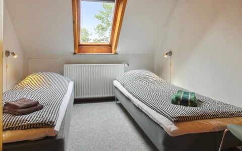 Henrieke - 10Km from the Sea: Schlafzimmer, Bett, Holz, Bedding, Bettdecke, Interior Design, Fussboden, Bettrahmen, Flooring, Möbel