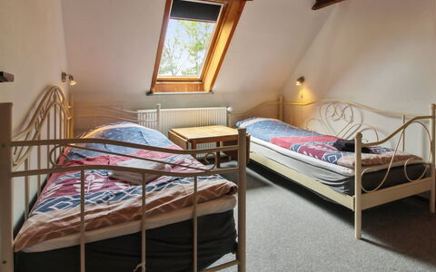Henrieke - 10Km from the Sea: Bett, Schlafzimmer, Bedding, Interior Design, Bettdecke, Holz, Möbel, Fussboden, Flooring, Zimmer