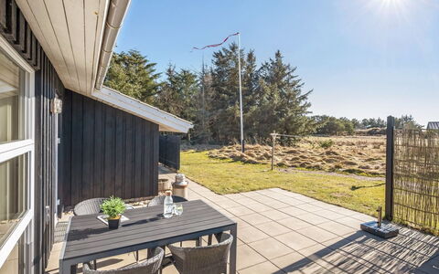 Sinikka - 900M from the Sea: Zuhause, Dach, Haus, Tür, Hütte, Schatten, Garten, Ground, Veranda, Garten