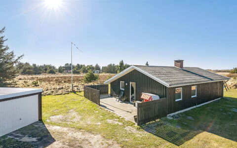 Sinikka - 900M from the Sea: Zuhause, Dach, Haus, Tür, Hütte, Schatten, Garten, Ground, Veranda, Garten