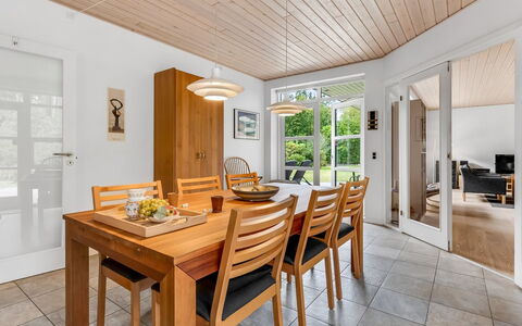 Jyrki - 100M from the Sea: Möbel, Interior Design, Flooring, Fussboden, Holz, Esszimmer, Decke, Tabelle, Stuhl, Holzboden