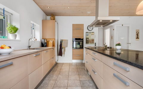 Jyrki - 100M from the Sea: Küche, Countertop, Cabinetry, Möbel, Flooring, Interior Design, Küchengerät, Holz, Fussboden, Light Fixture
