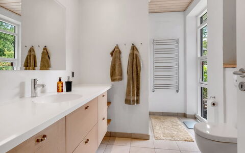 Jyrki - 100M from the Sea: Interior Design, Armatur, Flooring, Badezimmer, Fussboden, Badezimmerschrank, Holz, Bad Sink, Sinken, Decke
