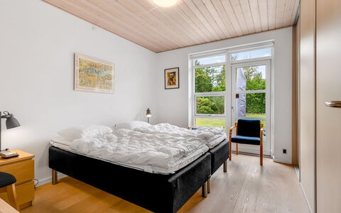 Jyrki - 100M from the Sea: Holz, Interior Design, Bett, Schlafzimmer, Fussboden, Decke, Flooring, Möbel, Zuhause, Bettdecke