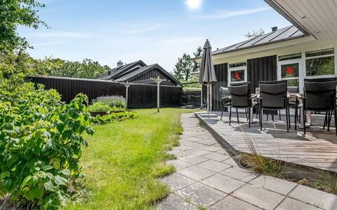 Jyrki - 100M from the Sea: Haus, Dach, Zuhause, Wohngebiet, Die Architektur, Strauch, Garten, Grundstueck, Hütte, Ground
