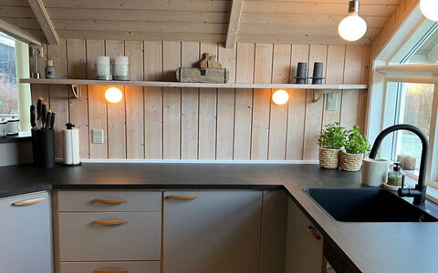 Mieka - 500M from the Sea: Holz, Flooring, Interior Design, Küche, Countertop, Light Fixture, Beleuchtung, Fussboden, Cabinetry, Küchengerät