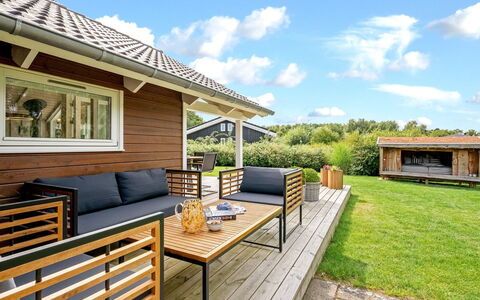 Mieka - 500M from the Sea: Hütte, Hinterhof, Garten, Gartenbauten, Schuppen, Abstellgleis, Gartenmöbel, Blockhaus, Outdoor Struktur, Hütte