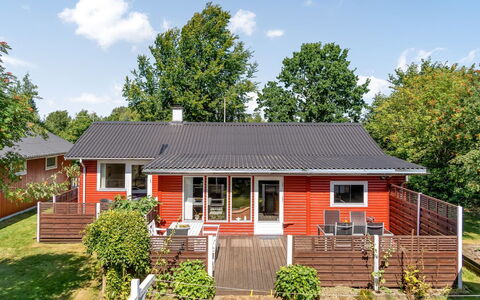 Sallie - 500M to the Fjord: Fenster, Haus, Dach, Zuhause, Strauch, Wohngebiet, Hütte, Garten, Tür