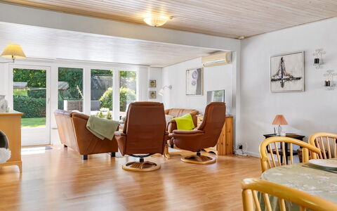 Sallie - 500M to the Fjord: Möbel, Interior Design, Flooring, Fussboden, Holz, Decke, Couch, Wohnzimmer, Holzboden, Stuhl