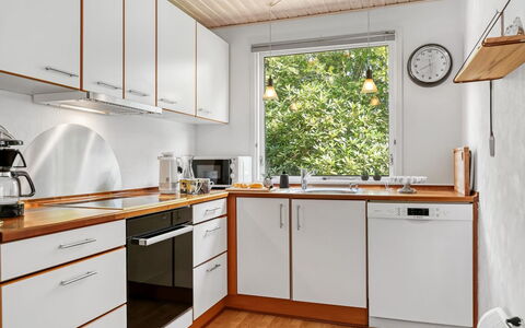 Sallie - 500M to the Fjord: Küche, Küchengerät, Countertop, Holz, Interior Design, Flooring, Major Appliance, Cabinetry, Möbel, Spüle
