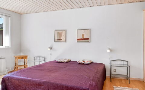 Sallie - 500M to the Fjord: Interior Design, Flooring, Fussboden, Bett, Schlafzimmer, Möbel, Holz, Decke, Holzboden, Zimmer