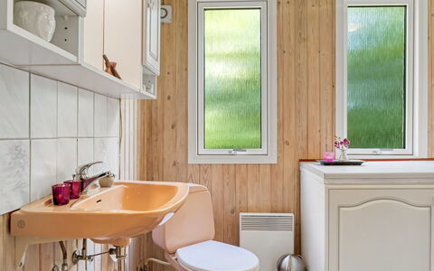 Sallie - 500M to the Fjord: Armatur, Badezimmer, Holz, Flooring, Interior Design, Sinken, Fussboden, Bad Sink, Zapfhahn, Installation