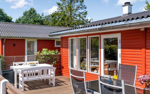 Sallie - 500M to the Fjord: Möbel, Tür, Gartenmöbel, Stuhl, Deck, Holzbeize, Schatten, Hütte, Veranda, Hartholz