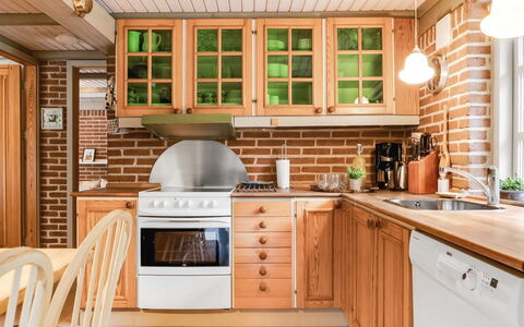 Hilaria - 2.1Km from the Sea: Küche, Möbel, Countertop, Cabinetry, Holz, Interior Design, Küchengerät, Major Appliance, Flooring, Schublade