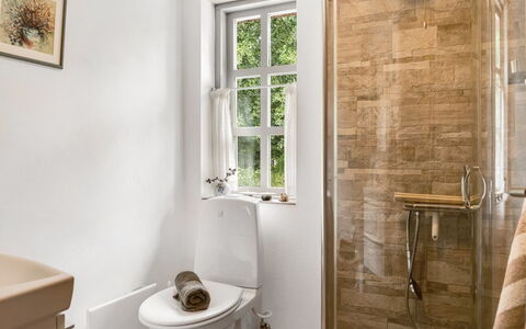 Hilaria - 2.1Km from the Sea: Toilleten Sitz, Badezimmer, Toilette, Armatur, Flooring, Fussboden, Interior Design, Sinken, Bad Sink, Zapfhahn