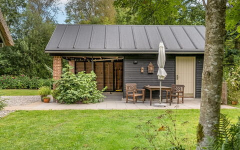Hilaria - 2.1Km from the Sea: Gras, Dach, Strauch, Hütte, Haus, Garten, Zuhause, Abstellgleis, Ground