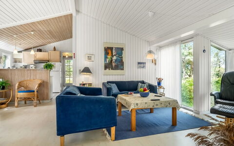 Saila - 1.2Km from the Sea: Holz, Möbel, Interior Design, Zuhause, Decke, Wohnzimmer, Couch, Hütte, Stuhl