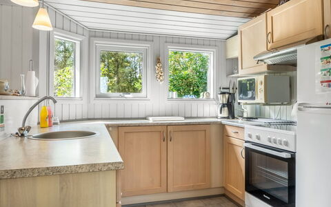 Saila - 1.2Km from the Sea: Küche, Countertop, Küchengerät, Interior Design, Flooring, Holz, Major Appliance, Cabinetry, Decke, Armatur