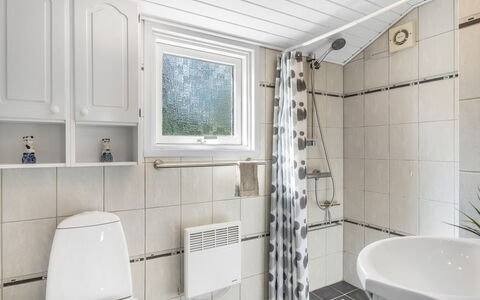 Saila - 1.2Km from the Sea: Flooring, Armatur, Fussboden, Interior Design, Badezimmer, Decke, Sinken, Installation, Zapfhahn, Toilette