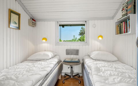 Saila - 1.2Km from the Sea: Holz, Schlafzimmer, Bett, Decke, Fussboden, Bedding, Bettdecke, Bettrahmen, Holzbeize, Hartholz