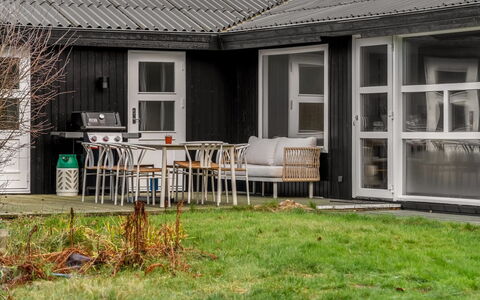 Talvikki - 1.2Km from the Sea: Holz, Zuhause, Veranda, Deck, Hartholz, Dach, Holzbeize, Holzboden, Eco Hotel