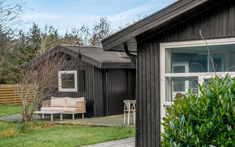 Talvikki - 1.2Km from the Sea: Holz, Zuhause, Veranda, Deck, Hartholz, Dach, Holzbeize, Holzboden, Eco Hotel