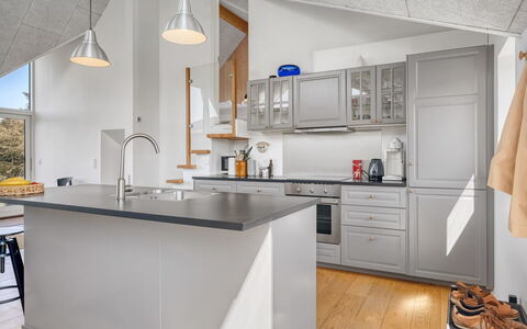 Tekla - 180M from the Sea: Küche, Countertop, Küchengerät, Cabinetry, Interior Design, Flooring, Möbel, Major Appliance, Decke, Fussboden