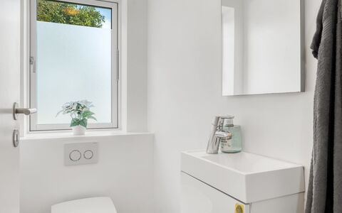 Tekla - 180M from the Sea: Badezimmer, Wand, Armatur, Interior Design, Toilette, Flooring, Fussboden, Toilleten Sitz, Installation, Zapfhahn