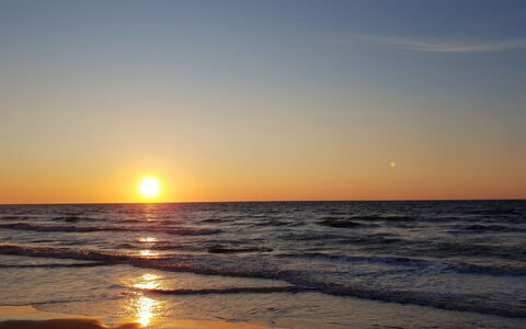 Tekla - 180M from the Sea: Himmel, Sonne, Wasservorräte, Horizont, Gewässer, Sonnenuntergang, Gelb, Orange, Strand