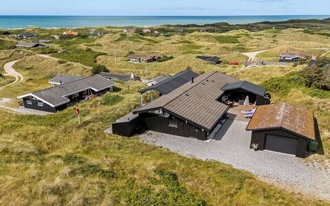 Jannus - 600M from the Sea: Holz, Möbel, Wohnung, Zimmer, Decke, Holzbeize, Stuhl, Hartholz, Lack, Holz