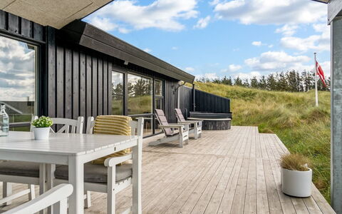 Jannus - 600M from the Sea: Holz, Möbel, Wohnung, Zimmer, Decke, Holzbeize, Stuhl, Hartholz, Lack, Holz