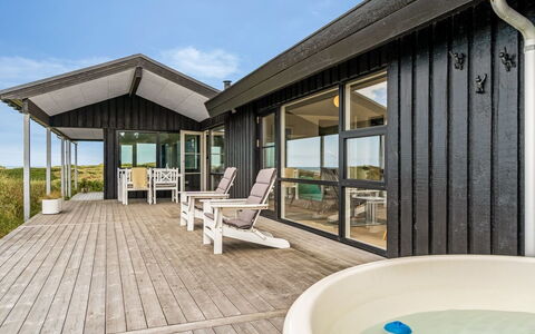 Jannus - 600M from the Sea: Holz, Möbel, Wohnung, Zimmer, Decke, Holzbeize, Stuhl, Hartholz, Lack, Holz